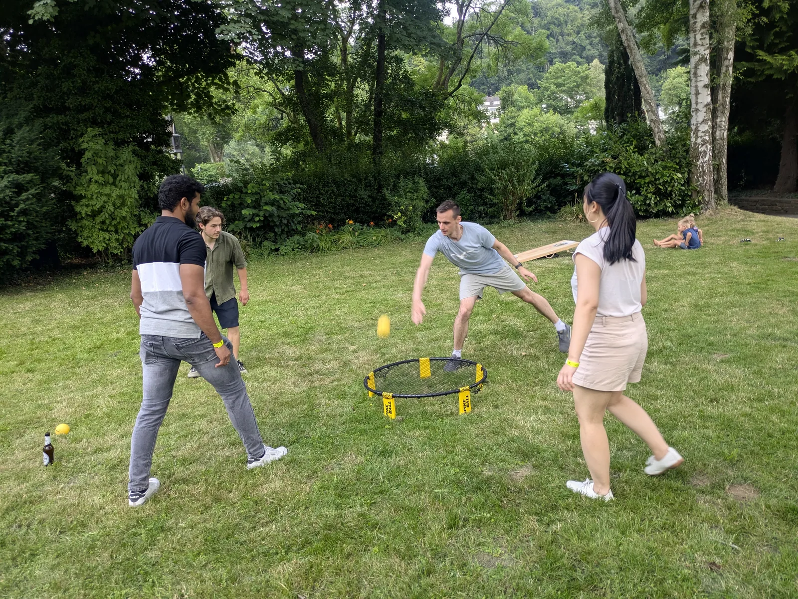 Eine Runde Spikeball