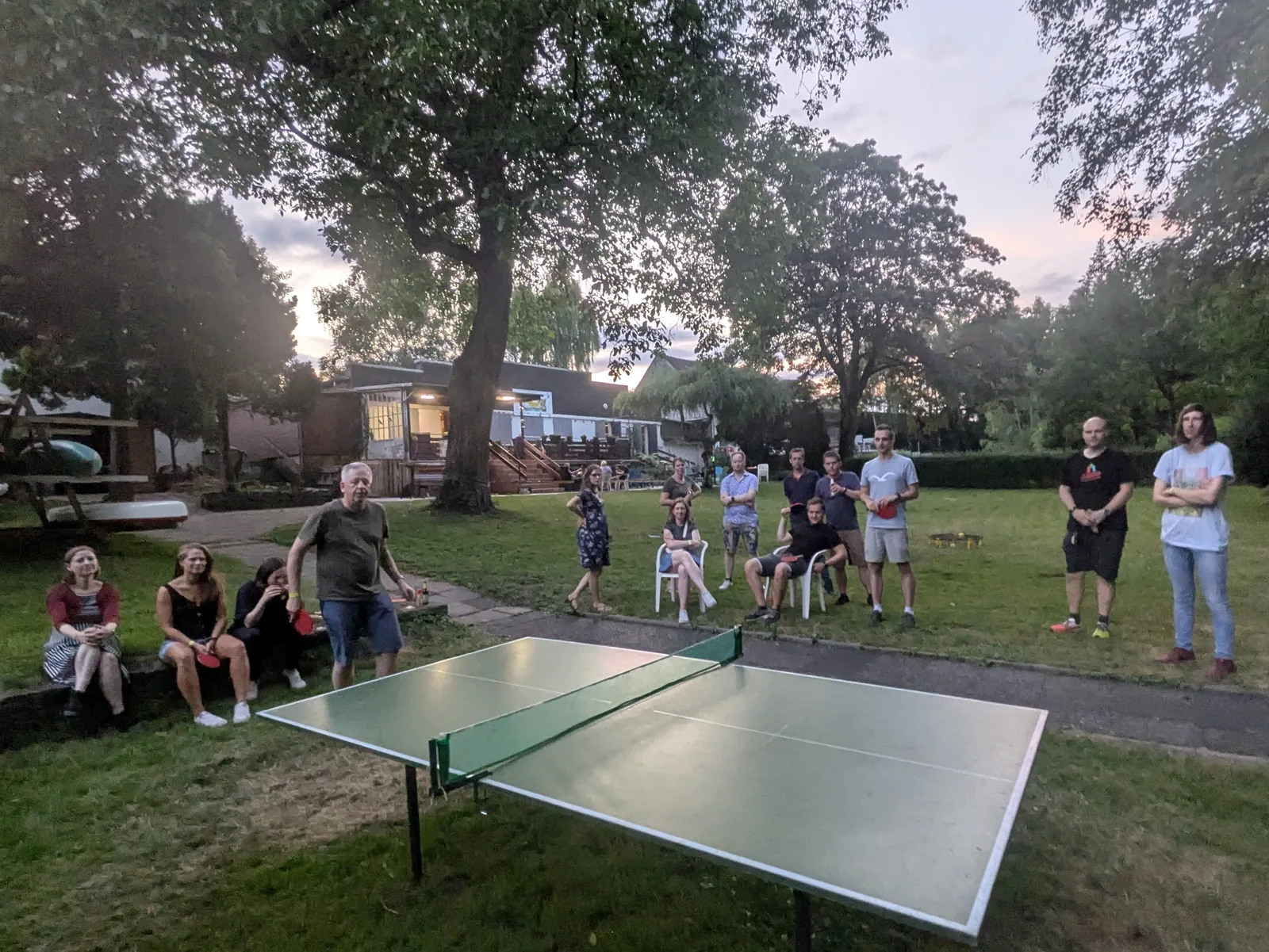 Tischtennis in der Dämmerung